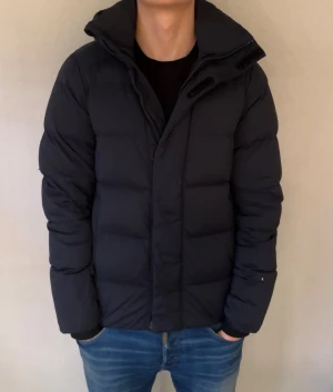 J Lindeberg jacka - Säljer nu denna feta jacka ifrån j Lindeberg i storlek xs men skulle säga att den passar mer som  S | en defekt är att den har ett litet hål på vänstra ärm men inget man lägger märke till. Går att fixa om du är lite händig. Skicket på dunet är väldigt fint och har inte klumpat ihop sig.