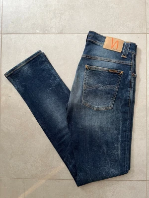 Nudie Jeans - Grim Tim - Tvärfeta Nudie Jeans i nyskick! Modellen är Grim Tim 😊                                                                      ——————————————————————————                                                          📐| Storlek: 30-34                                                  👖| Märke: Nudie Jeans                                         🔎 | Skick: 9.5/10 (som nya)                                  💵 | Ny Pris: 1599kr                                                 ✍🏻 | Skriv om du har några frågor
