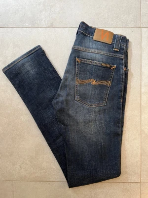 Nudie Jeans - Grim Tim - Tvärfeta Nudie Jeans, modell Grim Tim i nyskick!                                                                                     —————————————————————————                                                              📐| Storlek: W:30- L:34                                         👖| Märke: Nudie Jeans                                         🔎 | Skick: Nyskick!                                                 💵 | Ny Pris: 1599kr                                    