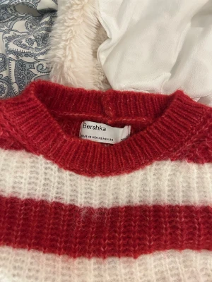 Stickad tröja från Bershka - Säljer en stickad tröja från Bershka i storlek XS. Passar perfekt till jul! Mycket bra skick🩷