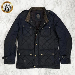 Morris Jacka L - Marinblå Morris jacka i storlek L i fint skick, men finns täcken på användning. Tveka inte på att höra av dig för fler frågor eller vid minsta fundering! Skick: 8/10