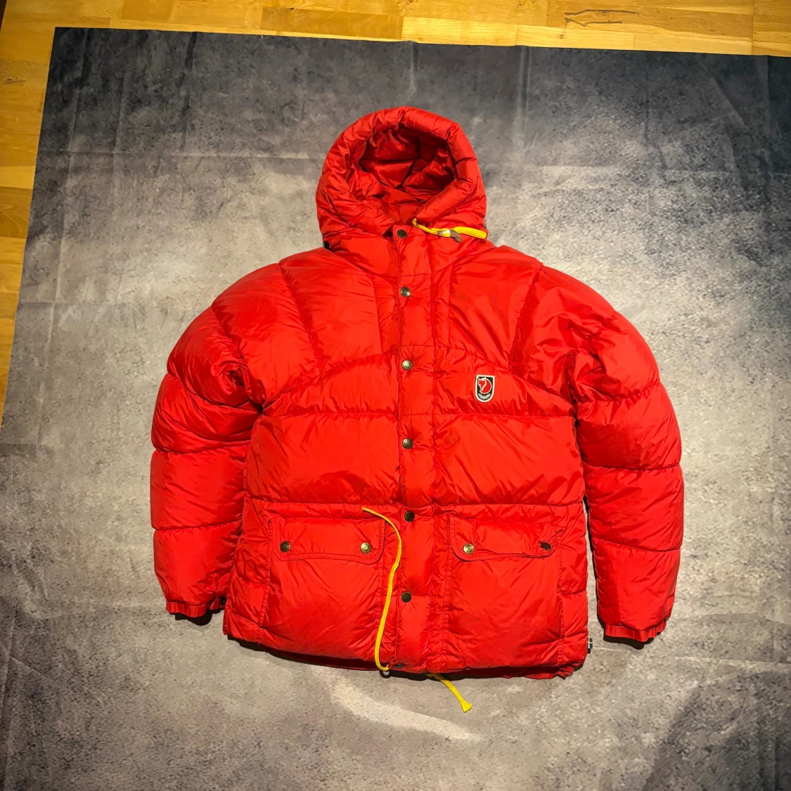 Röd dunjacka från Fjällräven med huva