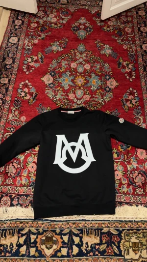 Moncler sweatshirts small - Svart Moncler Sweatshirt i storlek S. Använd fåtal gånger och är i mycket bra skick utan fläckar, hål eller slitage. Loggan framtill är i fint skick tvättlappen finns även kvar. Hör gärna av vid frågor! 