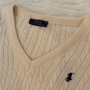 Kabelstickad tröja - Fin kabelstickad vintertröja strl M💕Gräddvit/beige. Använd 2 ggr.