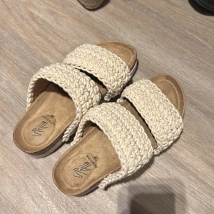 Beige flätade sandaler med platåsula - Använda 1 gång så nyskick