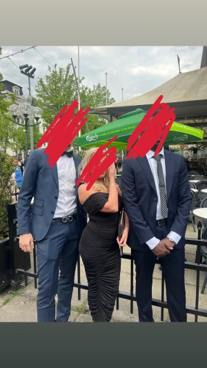 Svart tjat långklänning  - Snygg svart festklänning i figurnära modell med smickrande rynkningar längs hela kroppen. Off-shoulder design som ger en elegant och feminin look. Stretchigt material som sitter bekvämt och formar sig efter kroppen. Perfekt för bal, fest, utgång eller speciella tillfällen!