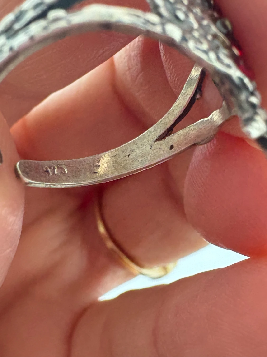 Granatformad silverring med röda stenar - 2