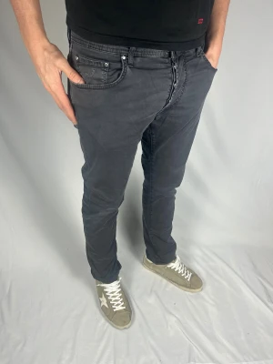 Jacob Cohën Bard - Storlek: 33 - Skicket på jeansen är väldigt bra utan defekter - Vårat pris: 1099kr - Nypris: 5000kr (+) - Modellen är 185cm och väger 79kg.  Mått- 110x43 ( längd och midjan i cm)