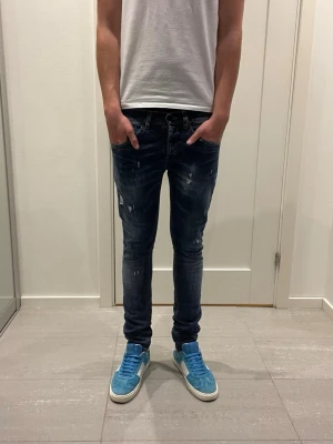 Dondup George Jeans  - Säljer nu dessa Dondup George Jeans med snygga slitningar i populär design, skriv för fler bilder/frågor🙌🏼