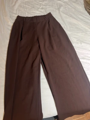 Byxor  - Säljer ett par super sköna men stilrena byxor, helt nya& ifrån Nelly! Dem är sköna och passar till de mesta:)