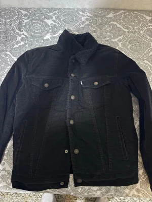 Svart teddyfodrad jeansjacka Levi's S - Svart jeansjacka från Levi's Premium med mjukt teddyfoder och klassisk krage. Pris kan 100% diskuteras