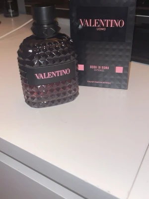 Valentino Uomo Born In Roma Intense - Valentino Uomo Born In Roma Intense Eau de Parfum, 100 ml. Snygg design och intensiv känsla, perfekt för dig som vill sticka ut med en modern och exklusiv parfym. Säljs eftersom de inte var riktigt min doft, du som letar efter en söt och sexig doft har något här
