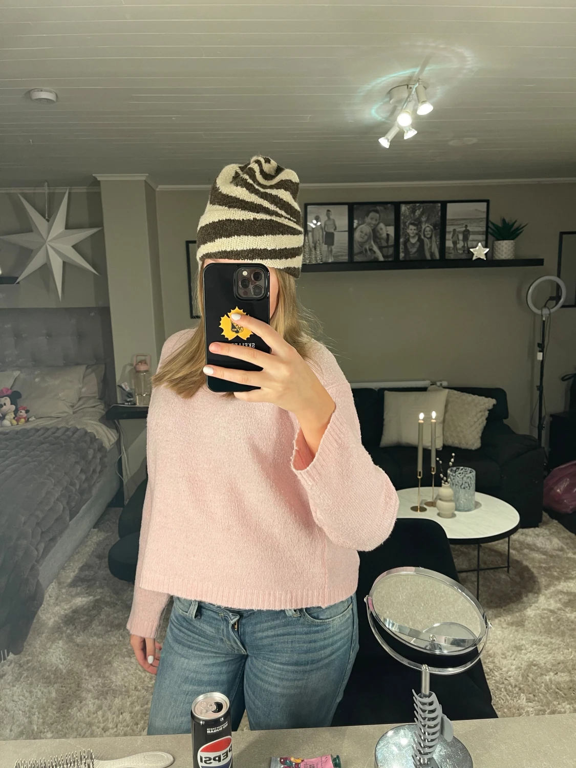 Stickad zebramönstrad mössa i beige och brun - 1