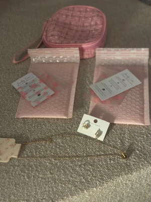 Gift Set - Necklace and earings - Gift set with necklace and earings with a cute tweed pouch 