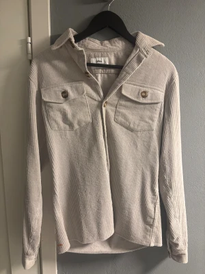 Beige manchester overshirt från Ciszere - Snygg beige overshirt från Ciszere i mjuk manchester. Den är i fint skick använd några få gånger. Storlek S. Pris kan diskuteras vid snabb affär. Vid frågor och mer bilder är det bara att höra av sig. Nypris 1200