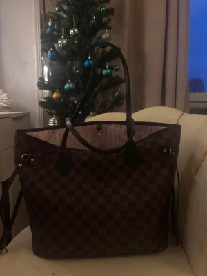 Väska  - Jätte fin väska som rymmer bra! Bra skick, ingen smuts eller så inuti.