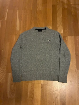 Stickad tröja - Varm o mysig tröja till höst/vinter  Sparsamt använd - inga defekter 