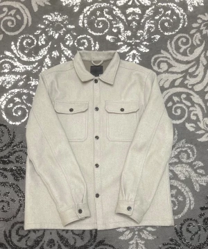 Overshirt Skjorta  - Beige overshirt, använt den några gånger, annars finns det inget fel på den, 1-3 dagars leveranstid, köp innan 20:00 skickas samma dag