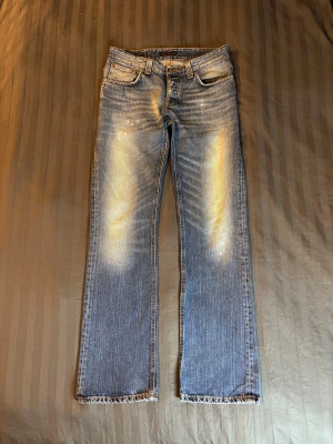 Nudie jeans bootcut ola - Vintage nudie jeans i modellen bootcut ola. Storlek W32 L34 men det är bara att fråga om måtten ifall du är osäker. Lite distress och små färgfläckar på sista bilderna som ger lite mer karaktär till jeansen. Storlekslappen är väldigt blekt.