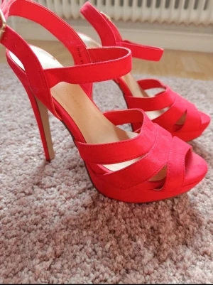 Fräscha klackar från atmosphere 🌷 - Aldrig använda och klackhöjd är 12 cm! ✨