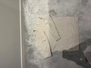 J Lindberg stickad tröja till salu! - Bekväm och stilren stickad tröja från j Lindberg. Endast 400! I nyskick. Storlek S