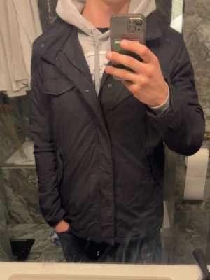 Vindjacka från boomerang - Säljer denna tvärfeta vindjacka från boomerang.  Jackan är i str S men sitter som M 