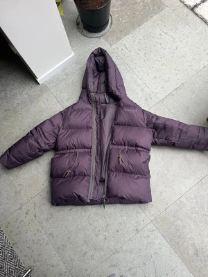 Lila pufferjacka från Acne Studios -  lila pufferjacka från Acne Studios. Som ny. Inga skador. Kan både hämtas i Stockholm och postas när som. 