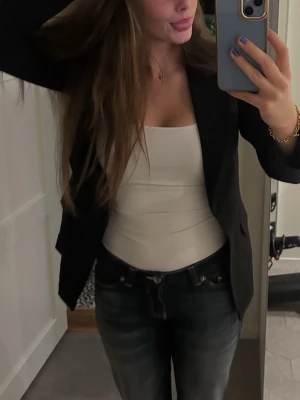 Mörkblå kavaj med klassisk passform - Snygg svart kavaj med klassisk krage och figurnära passform. 