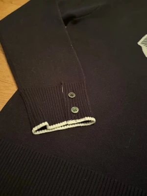 Thom Browne Crewneck🍾 - Thom Browne rundhalsad tröja till salu! Tröjan är fint använd och anses vara i toppskick. Tröjan är i storlek 2 vilket motsvarar en medium. Tröjan är mycket vacker och passar till många olika tillfällen🤝 Färgen är marinblå med vita detaljer Kan skickas och mötas ️