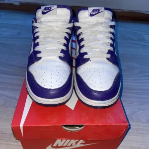 Dunk ”CHAMPIONSHIP COURT PURPLE” Low - Säljer mina dunks, använda max 5 gånger. Storlek 42,5 UK 8. Köpta på merschsweden. Hör av er vid intresse!