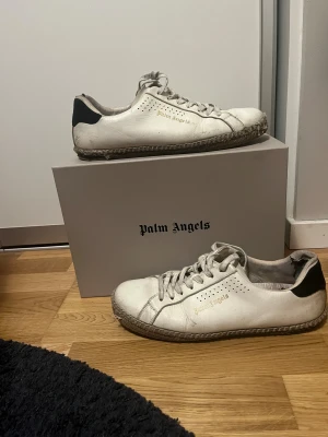 Palm Angels espadrill - Säljer ett par vita sneakers från Palm Angels. Kvitto, box och så medföljer självfallet. Hör av dig vid frågor eller fler bilder. Pris kan diskuteras. Tar även byten.