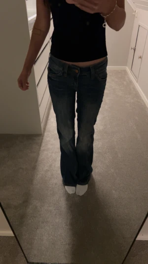 Cheap monday jeans - Blå cheap monday jeans i storlek 26/30 men passar mig som brukar ha 32, 34 i jeans, super bra skick!!