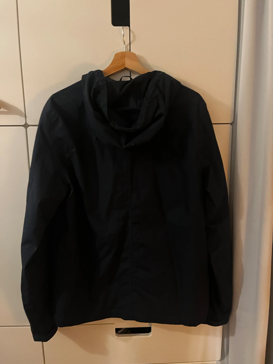 Svart vindjacka med huva och dragkedja - 1