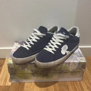 Blåa The Gallerist - Säljer dessa blåa the gallerist för ett bra pris i ett väldigt bra skick. Det är lite slitet på sulan av skon längst uppe som du kan se på sista bilden men annars är de i väldigt bra skick. Skriv vid minsta fråga 🔥 