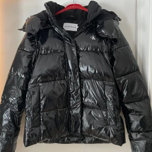 Svart jacka från Calvin Klein - Säljer en snygg svart vinterjacka från Calvin Klein i mycket bra skick. Är i storlek M och knappt använd💗Köpt på Zalando!