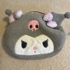 söt sanrio ryggsäck - söt sanrio ryggsäck som säljs pga att den inte går till användning o att de inte är min stil längre. är som ny och är i bra skick! 