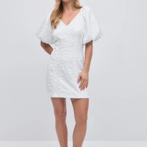 Vit kortklänning med puffärmar - Säljer min studentklänning 💕