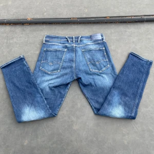 Replay Jeans  - Mycket bra skick. Nypris runt 2000kr. Hör av er vid funderingar!! Modell: Anbass. (Strl 36/32, sitter som 34/32)