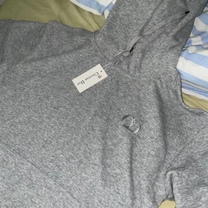 CD hoodie - Säljer en helt ny CD hoodie som aldrig använts med original taggarna kvar, den är i storlek XL men sitter bra på storlek M/L