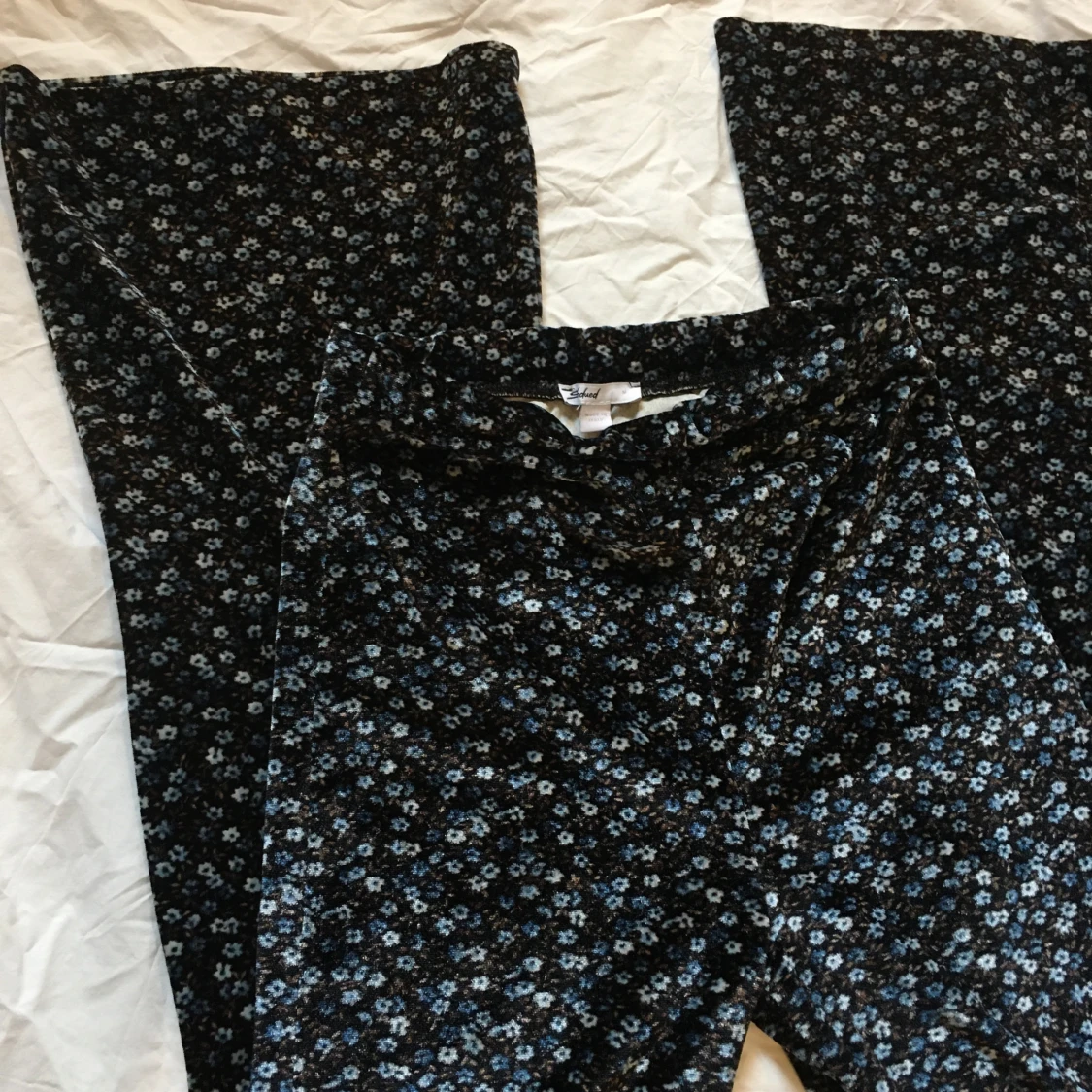 Mönstrade utsvängda byxor/ blommiga sammetsbyxor  - 3