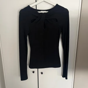 Svart långärmad topp  - Snygg svart långärmad topp från Bubbleroom. Väldigt mjukt och stretchigt material. Mycket bra skick använd 1 gång😊