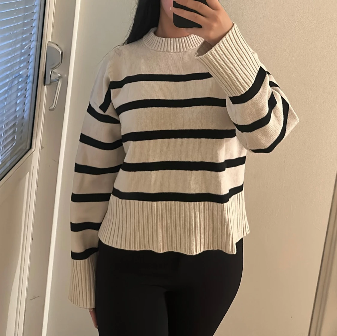 Randig stickad tröja i beige och svart - 1