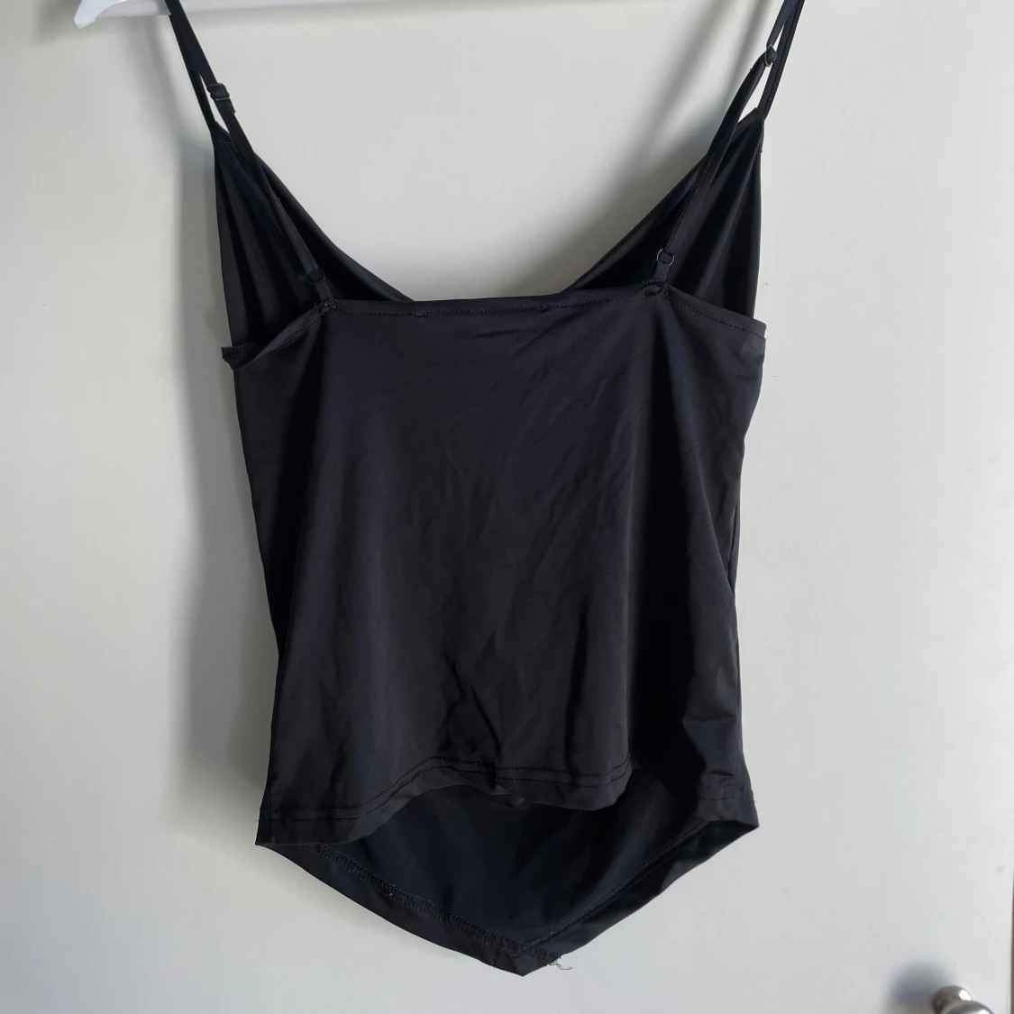 Svart draperad linnetopp med smala band - 1