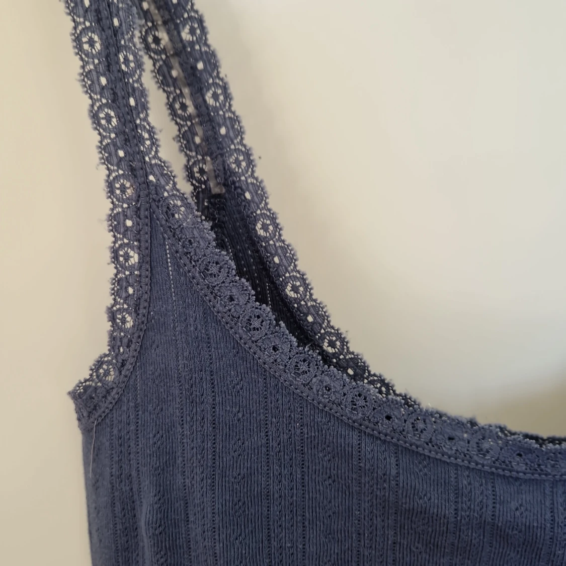Mörkblå ribbad linnetopp med spets - 3