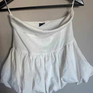 Vit volangig tubtopp  - Säljer en vit tubtopp med volangig, från Gina Tricot, sitter som en M/S