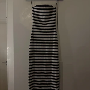 Randig långklänning med slits - Säljer en lång, randig klänning Klänningen har slits baktill. Materialet är ribbat och stretchigt.