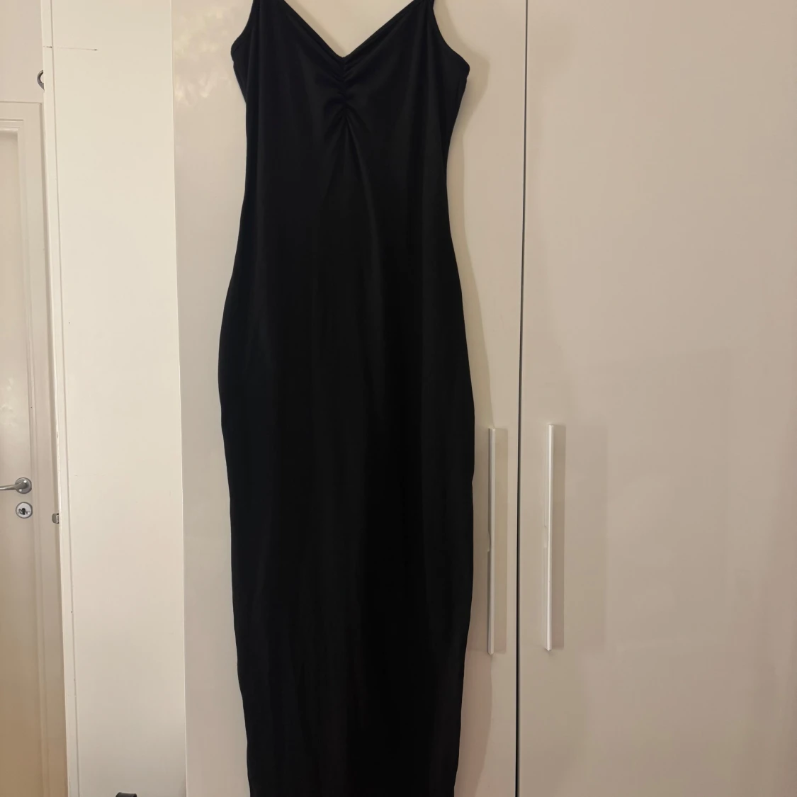 Svart långklänning med slits