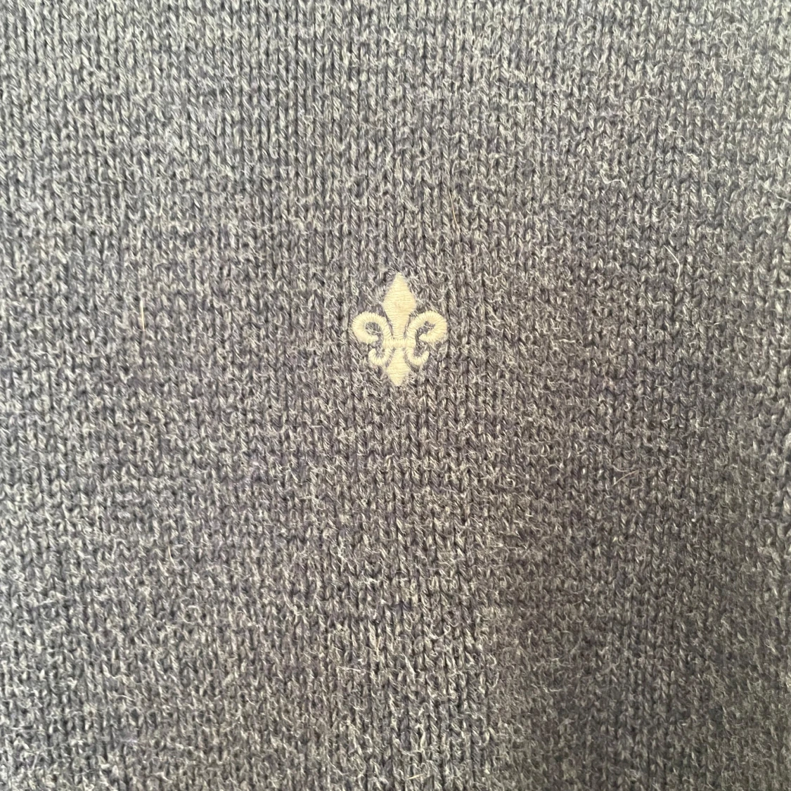 Mörkgrå stickad Morris tröja  med emblem - 1