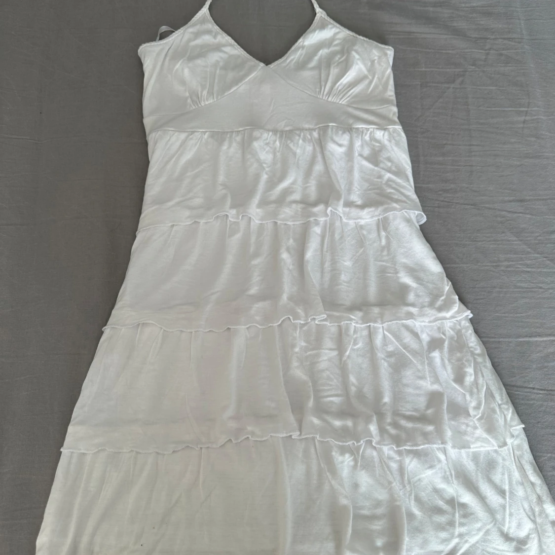 Vit somrig volangklänning