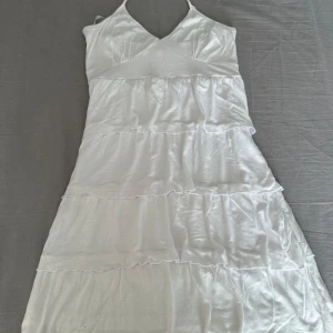 Vit somrig volangklänning  - Halter neck White ruffle dress   Kolla gärna på mina andra mina andra annonser 